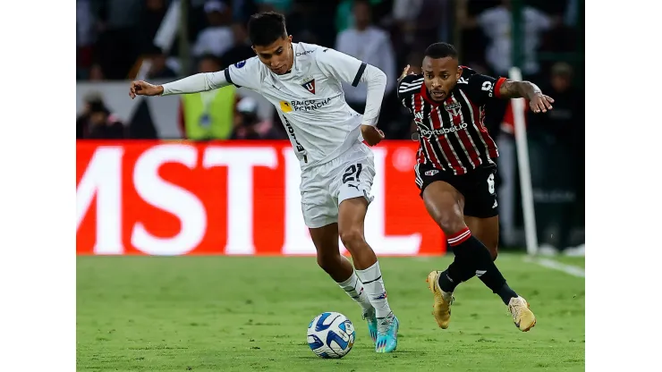 QUITO, ECUADOR - AUGUST 24: Sebastian Gonzalez of LDU Quito and Welington of Sao Paulo battle for the ball with during the Copa CONMEBOL Libertadores 2023 Quarterfinal first leg match between LDU Quito and Sao Paulo at Rodrigo Paz Delgado Stadium on August 24, 2023 in Quito, Ecuador. (Photo by Franklin Jacome/Getty Images)
