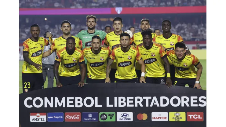 SAO PAULO, BRAZIL - MAY 16: Players of Barcelona SC pose for a phot prior to a Group B match between Sao Paulo and Barcelona SC as part of Copa CONMEBOL Libertadores 2024 at MorumBIS on May 16, 2024 in Sao Paulo, Brazil. (Photo by Alexandre Schneider/Getty Images)
