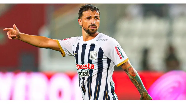 Gabriel Costa jugando para Alianza Lima.
