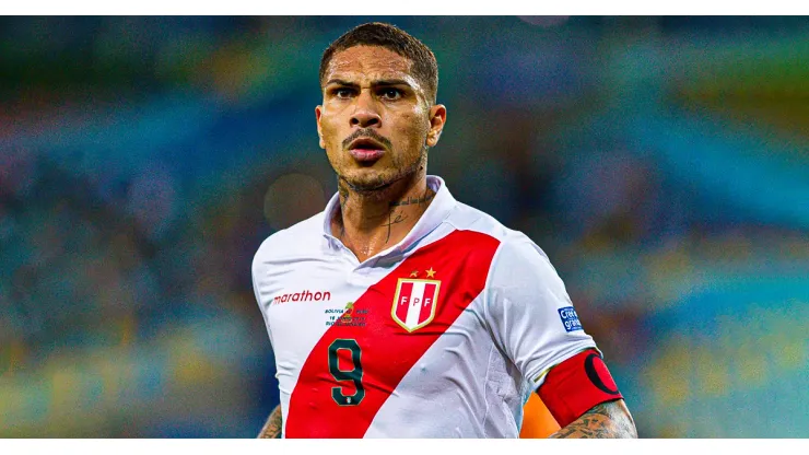 Paolo Guerrero jugando para Perú
