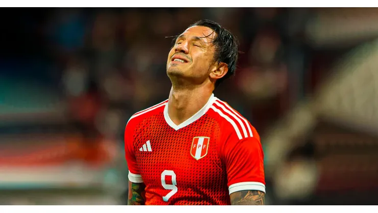 Gianluca Lapadula jugando con Perú.
