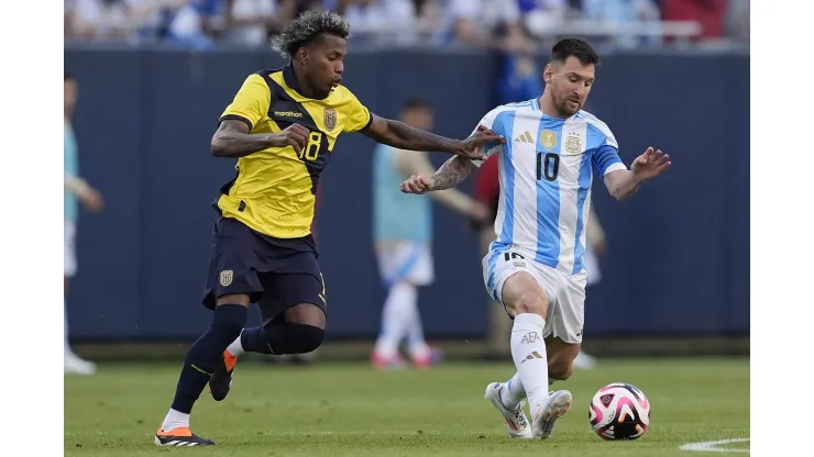 CHICAGO, ILLINOIS - JUNE 09: Lionel Messi #10 of Argentina controls the ball against Joao Ortiz #18 of Ecuador in the second half during an International Friendly match at Soldier Field on June 09, 2024 in Chicago, Illinois. (Photo by Patrick McDermott/Getty Images)
