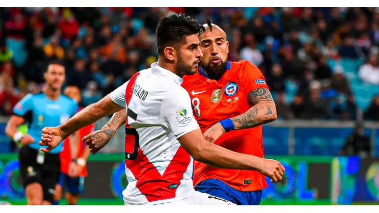 Arturo Vidal jugando contra el Perú de Ricardo Gareca.
