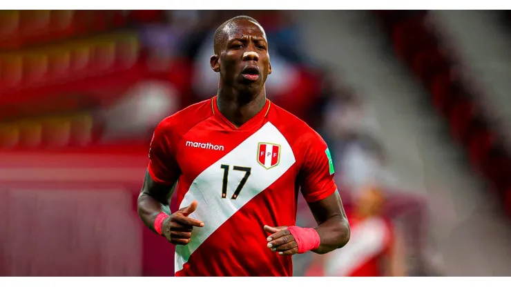 Luis Advíncula con Perú.
