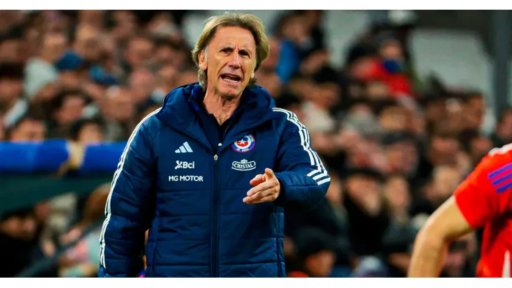 Ricardo Gareca dirigiendo a Chile ante Perú.
