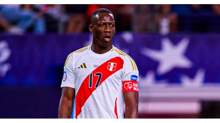 Luis Advíncula jugando para Perú.
