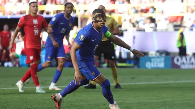 Mbappé y su máscara, una marca registrada de esta Eurocopa.
