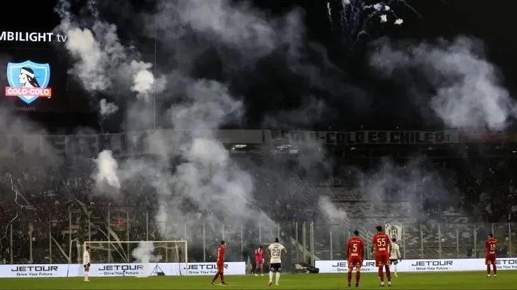 Lamentable: Suspenden el Universitario vs. Colo Colo tras incidentes con hincha fallecido