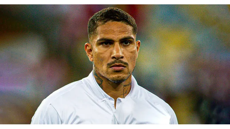 Paolo Guerrero jugando para Perú.
