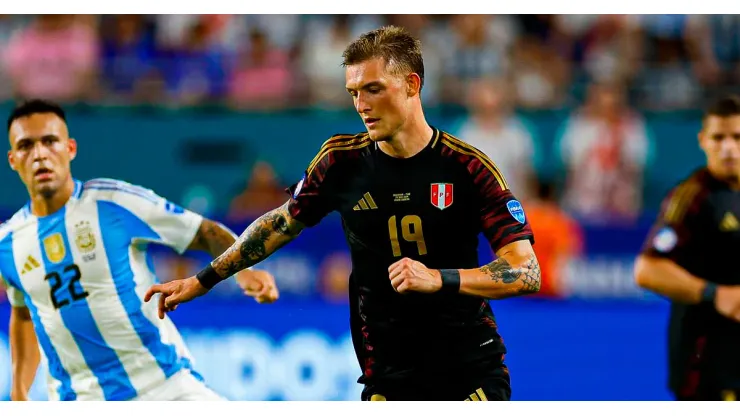 Oliver Sonne jugando para Perú ante Argentina por la Copa América 2024.
