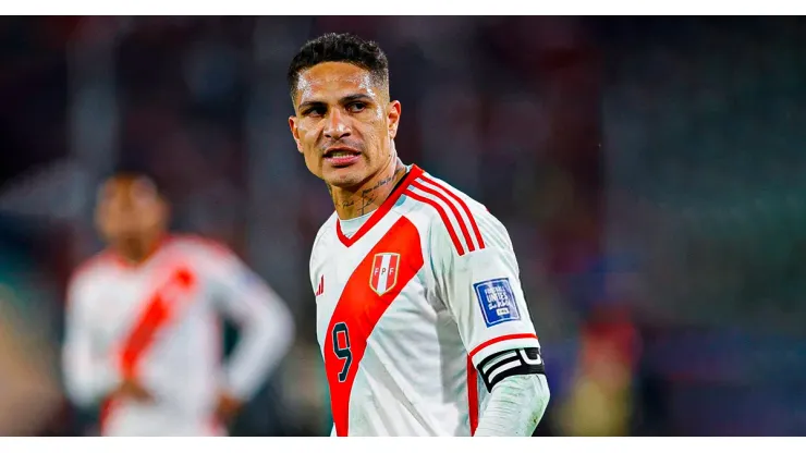 Paolo Guerrero jugando para Perú.
