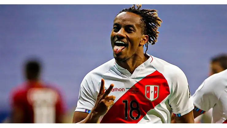 André Carrillo jugando para Perú. 
