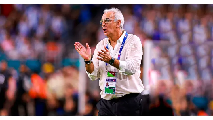 Jorge Fossati entrenando a Perú en la Copa América 20024.
