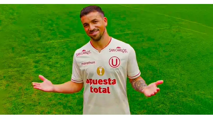 Gabriel Costa posando con la camiseta de Universitario.
