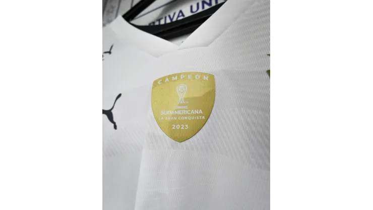 Así se ve el Parche de campeón de la Sudamericana en el uniforme de Liga (Foto: @LDU_Oficial)