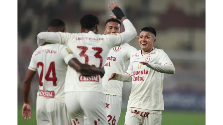 Universitario calienta partido ante Alianza Lima
