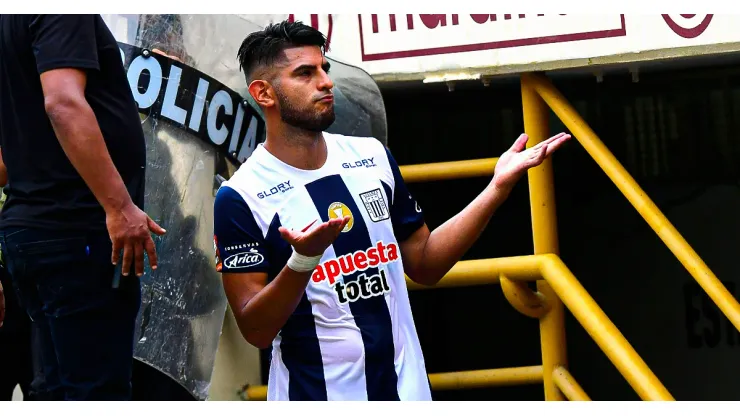 Carlos Zambrano jugando en el Alianza Lima vs. Universitario.
