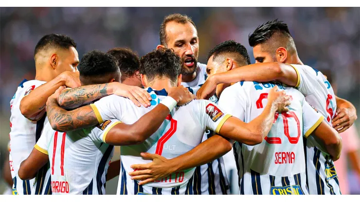 El plantel de Alianza Lima festejando el triunfo.
