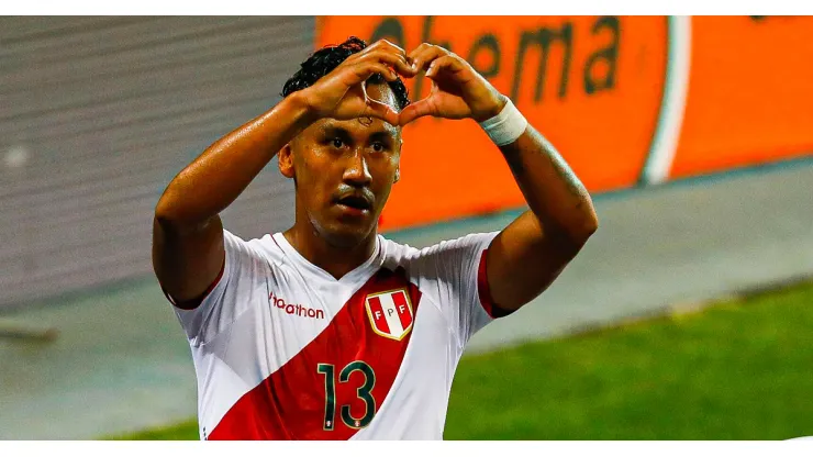 Renato Tapia jugando para la Selección Peruana.
