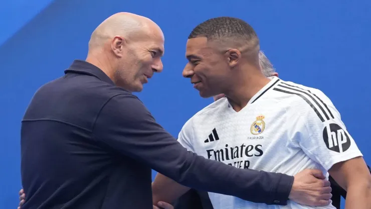 Kylian Mbappé y Zinedine Zidane, ambos vistieron la camiseta del Real Madrid.
