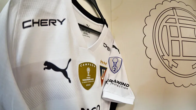 El parche de campeón en la camiseta de Liga de Quito