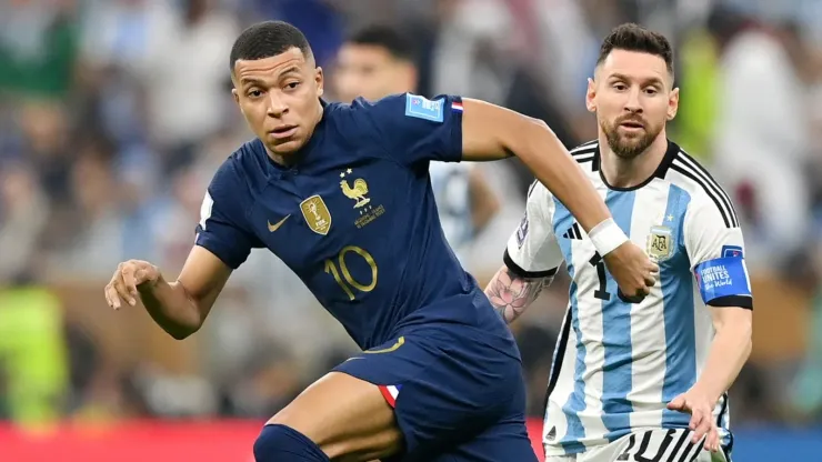 Polémicos mensajes contra Messi aparecieron en la cuenta de Mbappé. 
