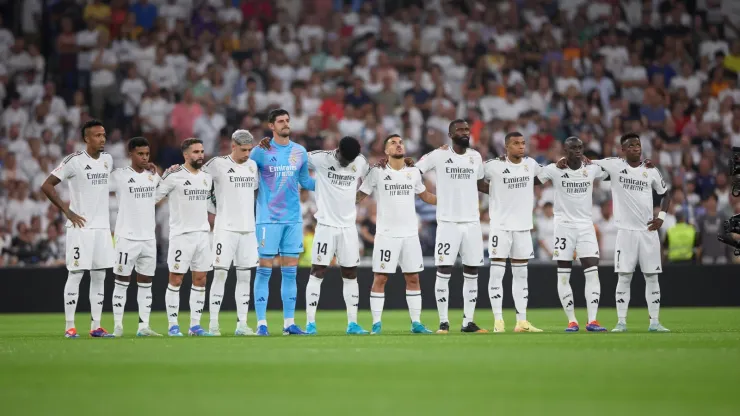 Emotivo minuto de silencio en el Bernabéu por Sven Goran Eriksson y Juan Izquierdo. 
