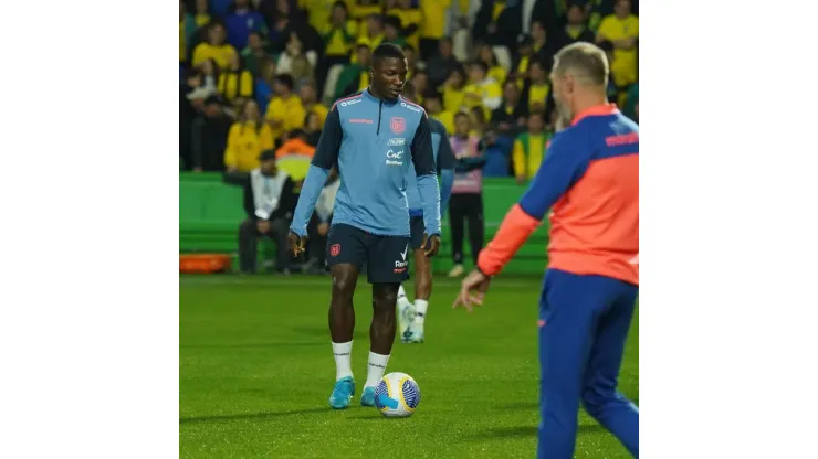 Moisés Caicedo calienta en la previa del partido. (@LaTri)