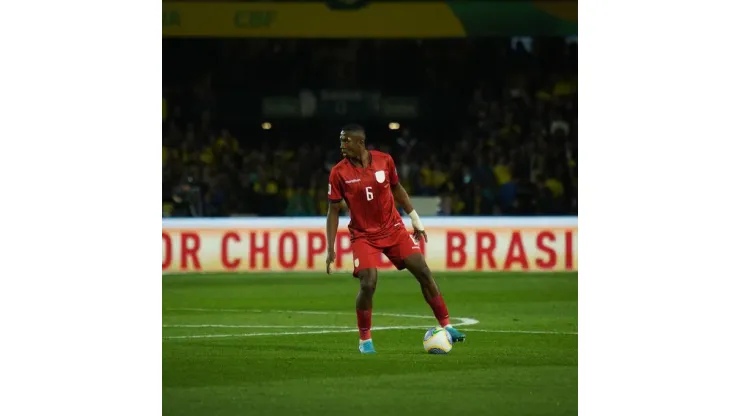 En Pacho se desvía la pelota que le cuesta a Ecuador. (@LaTri)