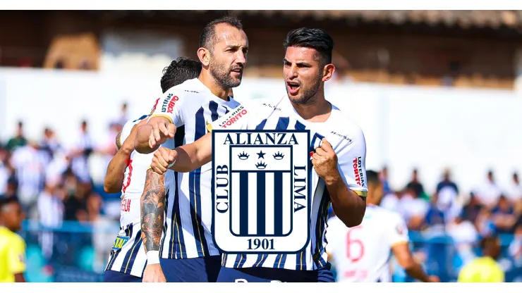 Hernán Barcos y Carlos Zambrano jugando para Alianza Lima.
