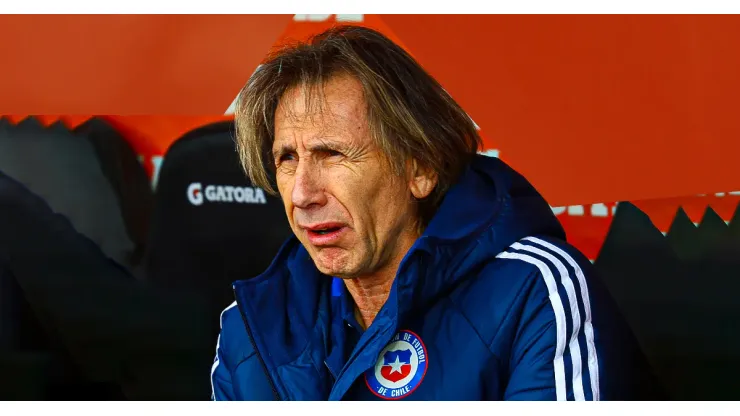 Ricardo Gareca observando a la Selección de Chile en su cotejo ante la Selección de Bolivia.
