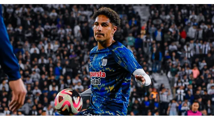 Paolo Guerrero jugando con Alianza Lima.
