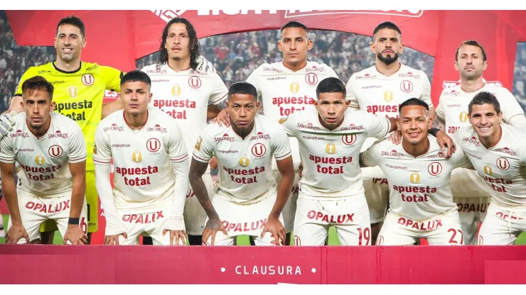 El plantel de Universitario antes de jugar en el Monumental.
