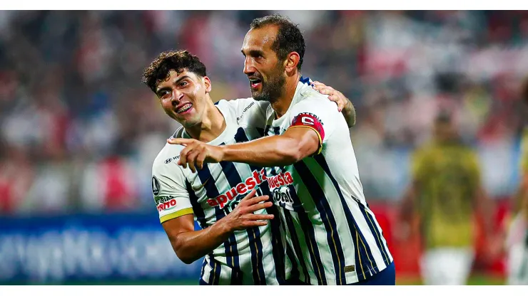 Hernán Barcos y Franco Zanelatto jugando para Alianza Lima.
