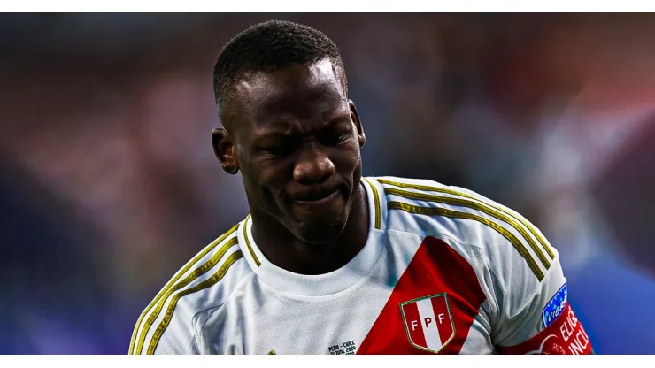 Luis Advíncula jugando por la Selección Peruana en la Copa América 2024.
