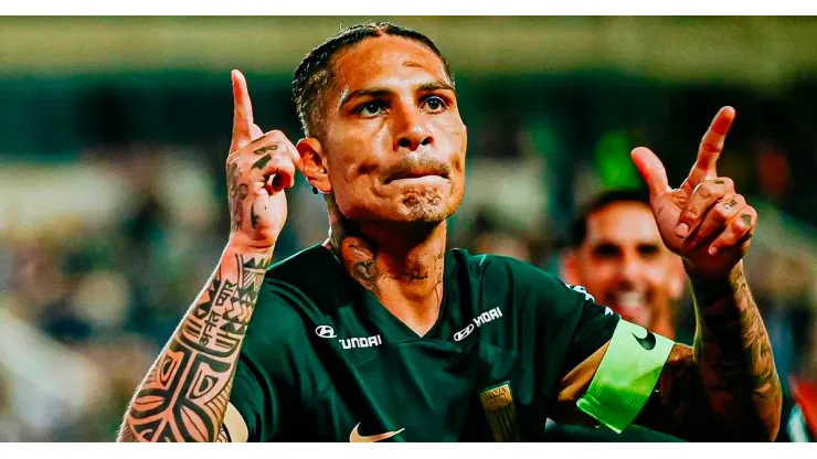 Paolo Guerrero festejando su primer gol oficial con Alianza Lima.
