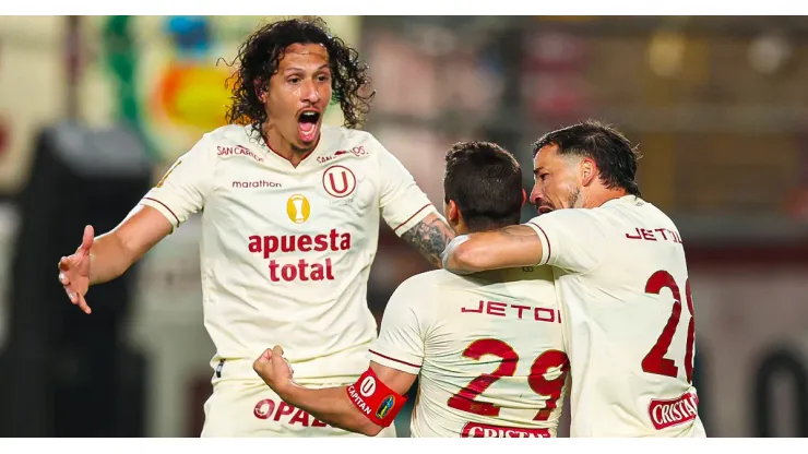 El plantel de Universitario festejando un gol en la Liga 1 de Perú.
