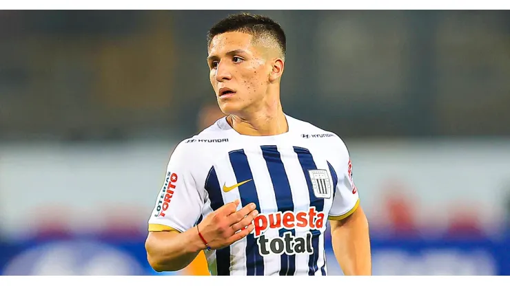 Catriel Cabellos jugando para Alianza Lima.
