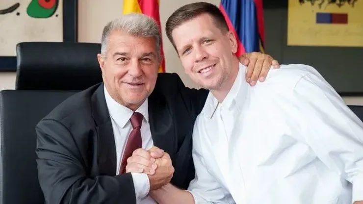 Wojciech Szczęsny posó junto a Joan Laporta y ya es nuevo jugador del Fútbol Club Barcelona.
