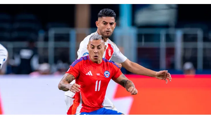 Carlos Zambrano enfrentando a Eduardo Vargas en el último Perú vs. Chile.
