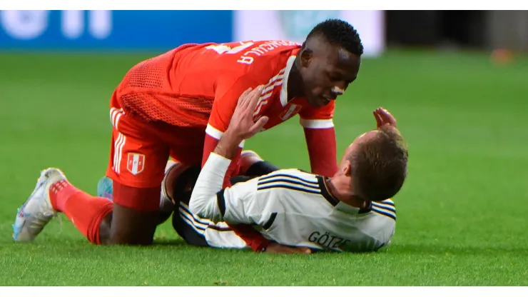 Luis Advíncula jugando para Perú.
