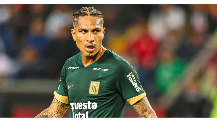 Paolo Guerrero jugando para Alianza Lima.
