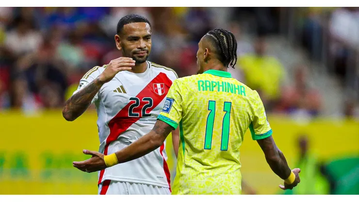 Alexander Callens y Raphinha en el último Perú vs. Brasil por Eliminatorias.
