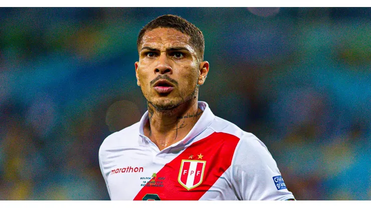 Paolo Guerrero jugando con la Selección Peruana.
