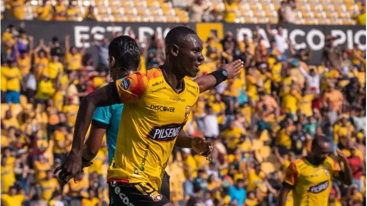 Barcelona SC golea a Delfín y sigue peleando la etapa