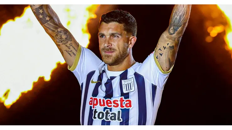 Adrián Arregui durante su presentación oficial como nuevo jugador de Alianza Lima.
