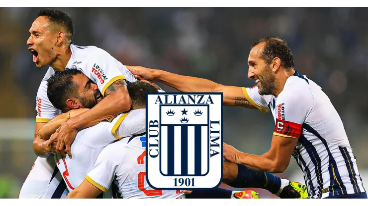 El plantel de Alianza Lima celebrando un gol en la temporada 2024 de la Liga 1 de Perú.
