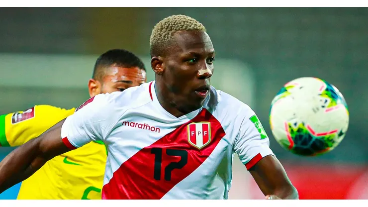 Luis Advíncula jugando para la Selección Peruana.
