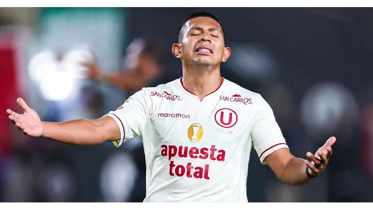 Edison Flores jugando para Universitario.
