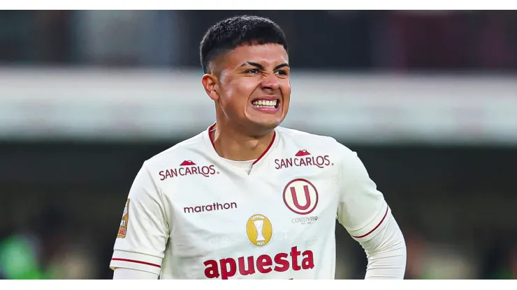 Jairo Concha jugando para Universitario de Perú.
